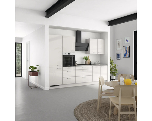 Helle Küche mit Einbauschränken, Dunstabzugshaube und Esstisch in einem modernen Wohnraum.