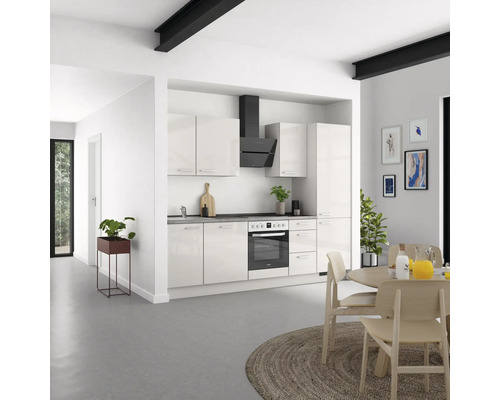 Moderne Küche mit weißen Schränken, schwarzer Dunstabzugshaube und Holzesstisch in einem hellen Raum.