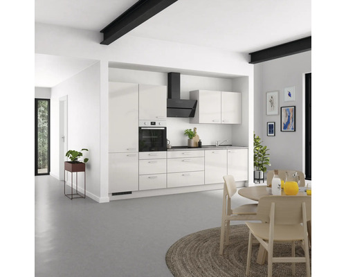 Helle Küche mit Küchenzeile, Dunstabzugshaube und Esstisch im modernen Design