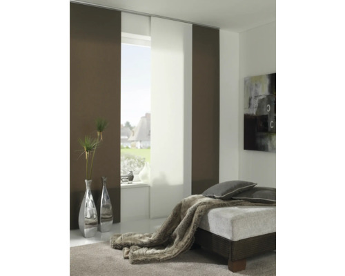 Wohnzimmer mit Schiebegardinen zur Fensterdekoration