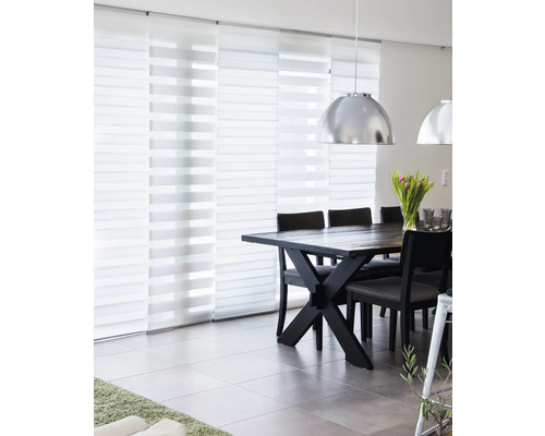 Esszimmer mit Schiebegardinen und Esstisch