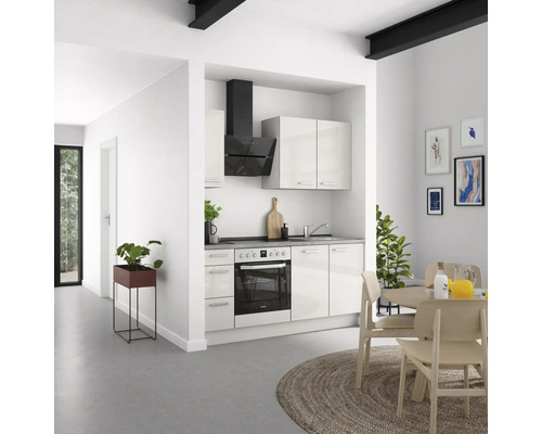 Helle Küche mit schwarzen Akzenten und Holzelementen