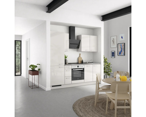 Helle Küche mit Küchenzeile, Dunstabzugshaube, Esstisch und Dekoration in einem modernen Raum.