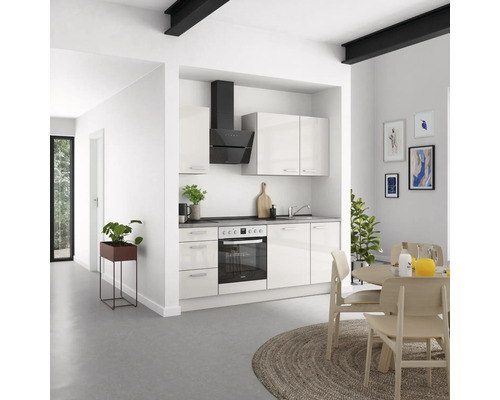 Helle Küche mit Einbauschränken, Dunstabzugshaube und Esstisch