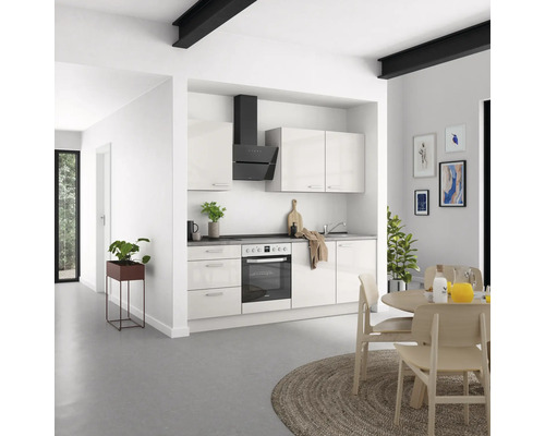 Helle Küche mit Einbauschränken, Dunstabzugshaube und Esstisch