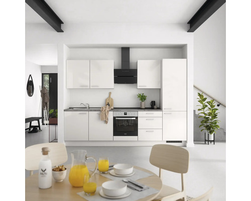 Helle Küche mit weißen Schränken, Dunstabzugshaube und Esstisch