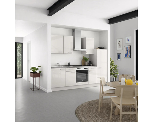 Helle Küche mit Einbauschränken, Dunstabzugshaube und Esstisch