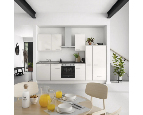 Helle Küche mit weißen Schränken, Esstisch und Zubereitungsbereich.