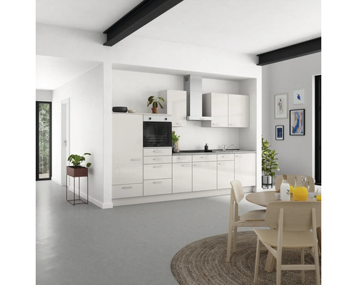 Heller Wohnraum mit Einbauküche, Esstisch und Dekorationen