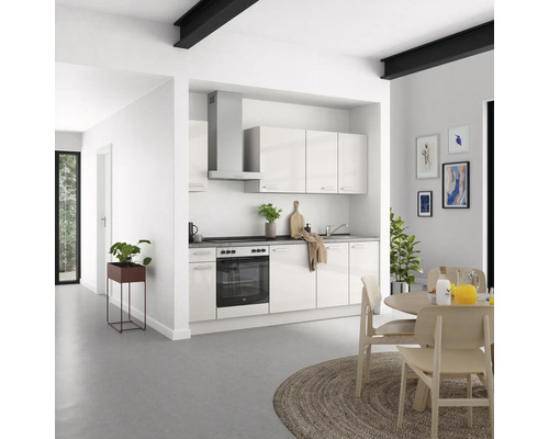 Helle, moderne Küche mit Einbauschränken, Dunstabzugshaube und Esstisch.