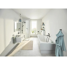 Helles Badezimmer mit Dusche, Badewanne, Waschtisch und Spiegel