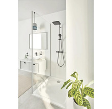 Modernes Badezimmer mit Dusche, Waschtisch und Spiegel