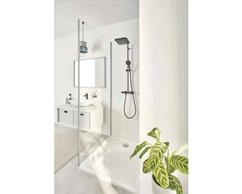 Modernes Badezimmer mit Dusche, Waschtisch und Spiegel