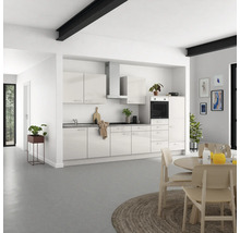 Helle Küche mit Küchenzeile, Dunstabzugshaube, Backofen und Esstisch mit Stühlen