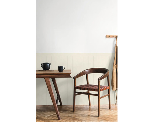 Esszimmer mit Holztisch, Stuhl und Wandpaneelen