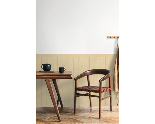 Esszimmer mit Holztisch, Stuhl und Wandpaneelen im Interieur