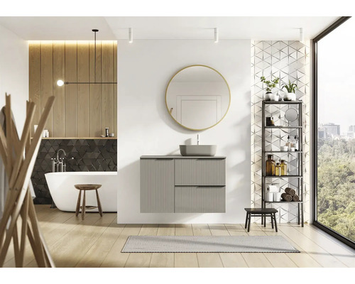 Helles Badezimmer mit Badewanne, Waschtisch, Spiegel und Regal