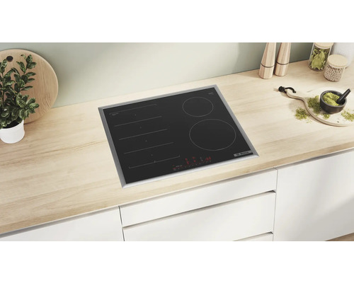 Bosch Kochfeld mit vier Kochzonen auf einer hellen Arbeitsplatte
