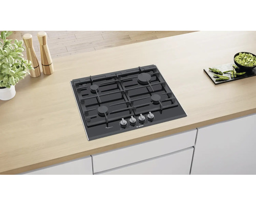 Einbau Gaskochfeld mit vier Kochstellen auf einer hellen Küchentheke
