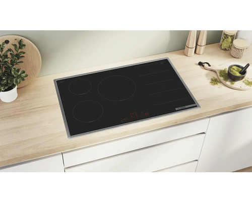 Induktionskochfeld mit vier Kochzonen in einer hellen Küche