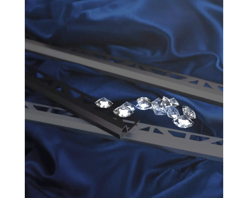 Fliesenprofile und Schmucksteine auf Stoff