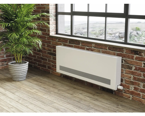 Raumansicht mit Heizkörper an Ziegelwand unter Fenster