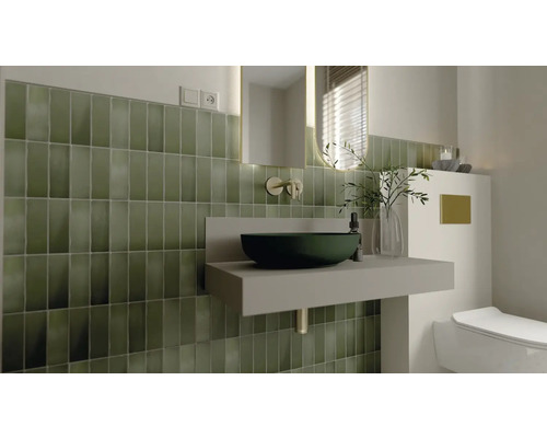 Badezimmer mit grünen Fliesen, Aufsatzwaschbecken und Spiegel