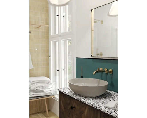 Helles Badezimmer mit Waschbecken, Spiegel und Handtüchern