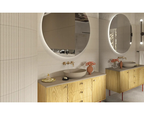 Badezimmer mit zwei Waschtischen, runden Spiegeln mit Beleuchtung und Wandfliesen