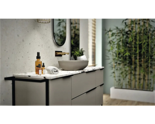 Badezimmer mit Waschtisch, Spiegel, Handtuch und Kosmetikartikeln