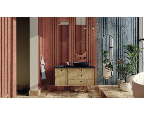 Badezimmer mit Waschtisch, Spiegeln, Pflanzen und dekorativer Wandverkleidung für eine moderne Raumgestaltung.