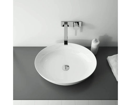 Aufsatzwaschbecken mit Armatur und Seifenspender im Badezimmer