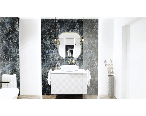 Modernes Badezimmer mit Waschbecken, Spiegel und Marmorwand