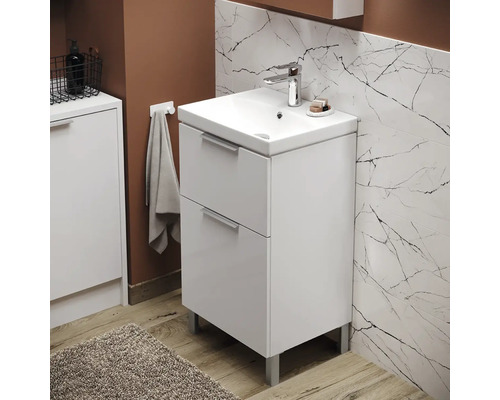 Badezimmer mit Waschbeckenunterschrank mit zwei Schubladen, Armatur und Handtuchhalter