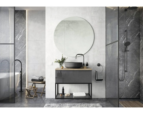 Modernes Badezimmer mit Waschtisch, Spiegel, Dusche und Badewanne.