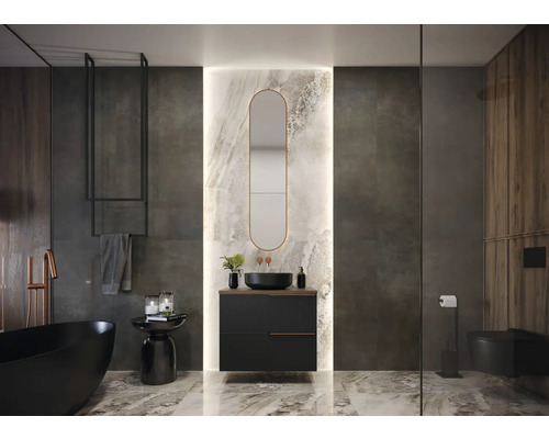 Modernes Badezimmer mit Waschtisch, Spiegel und Badewanne.