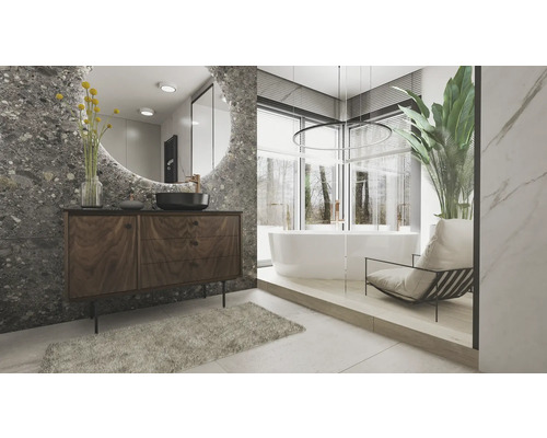 Helles Badezimmer mit Waschtisch, Spiegel, Badewanne und Sessel.