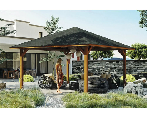 Pavillon SKAN HOLZ Cannes Gr. 3 504 x 504 cm nußbaum Quadratischer Pavillon aus Holz mit dunklem Dach in einem gestalteten Garten.