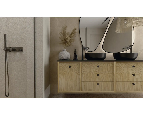 Badezimmer mit Waschtisch, zwei Waschbecken und Spiegeln