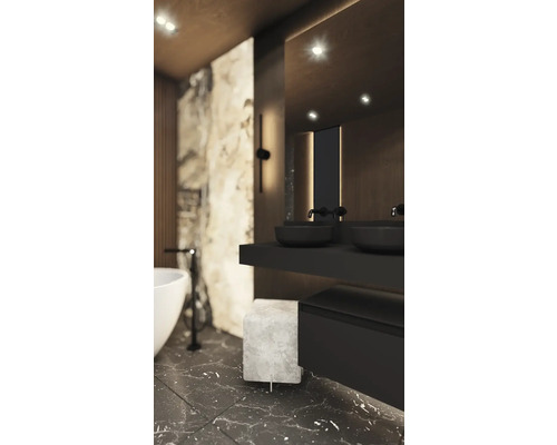 Modernes Badezimmer mit Doppelwaschbecken, Spiegel und Badewanne