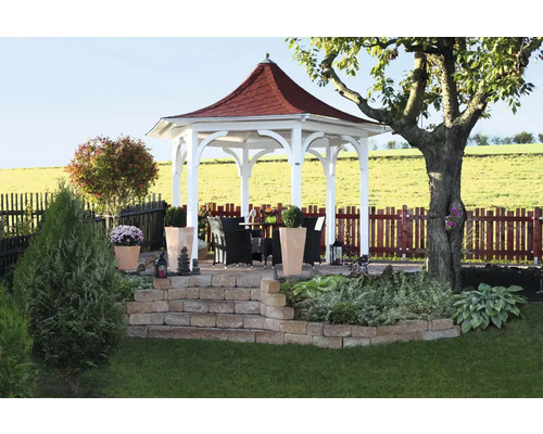Garten mit Pavillon, Gartenmöbeln und Bepflanzung