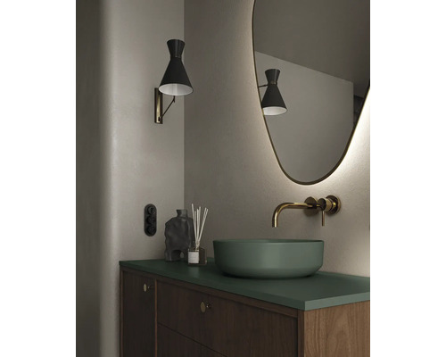 Modernes Badezimmer mit Spiegel, Lampe und Waschbecken