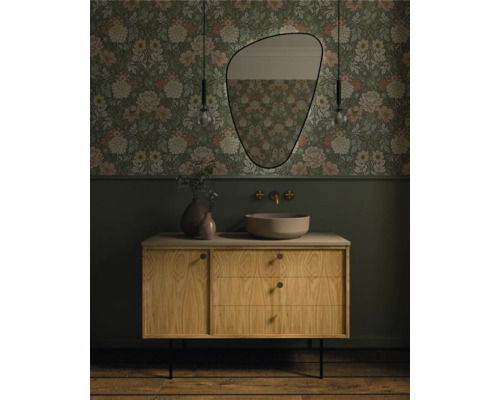 Badezimmer mit floraler Tapete, Waschtischunterschrank, Aufsatzwaschbecken und Spiegel