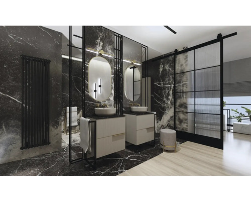 Helles Badezimmer mit Waschtischen, Spiegeln und Marmorwand