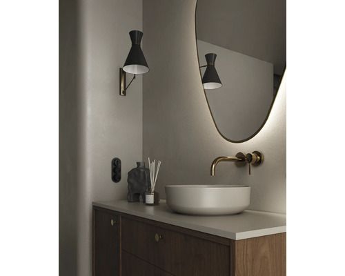 Badezimmer mit Waschbecken, Wandleuchte und Spiegel