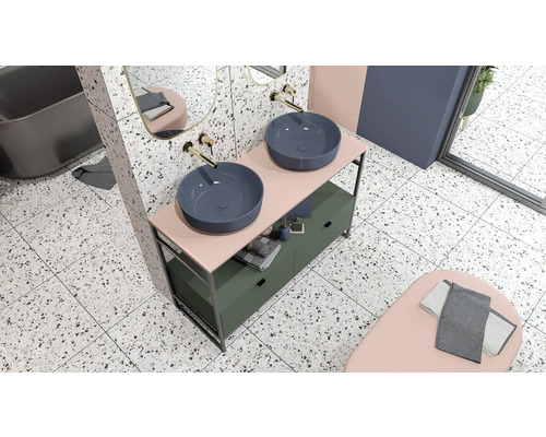 Badezimmeransicht von oben mit Doppelwaschtisch, Spiegel und Badewanne auf einem gefleckten Fliesenboden.