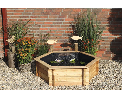 Holzhochbeet mit Teichfolie, Seerosen und Dekoration im Garten