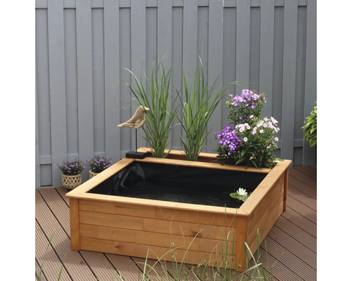 Holzteich mit Pflanzen und Teichfolie im Garten