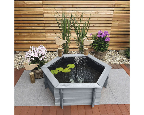 Gartenszene mit Holz Teich, Wasserfontäne, Seerosenblätter und Dekoration