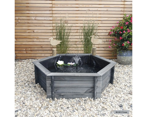 Sechseckiger Holz Teich mit Pumpe und Seerosen im Garten